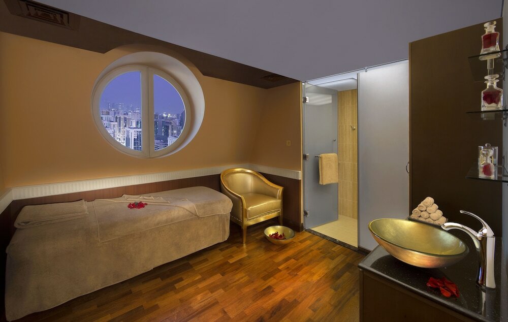 Фото Royal Rose Abu Dhabi, a Curio Collection by Hilton Affiliated Hotel