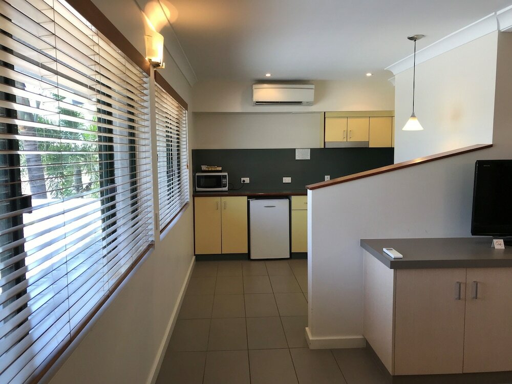 Фото Bay Village Tropical Retreat & Apartments