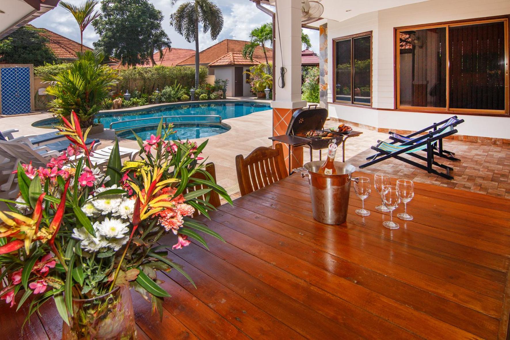 Фото Pattaya Hill, Near the City and Beach