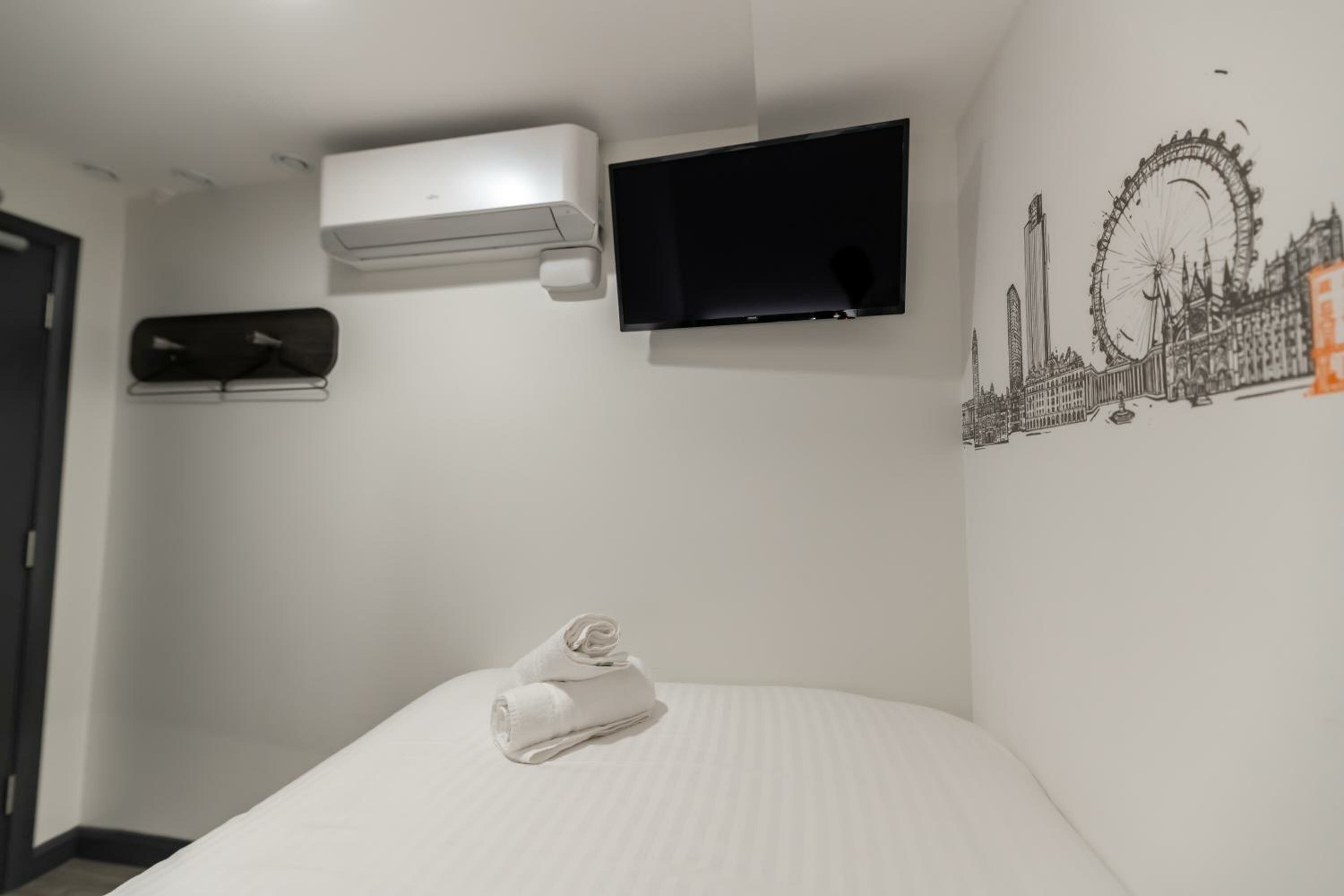 Фото EasyHotel London Victoria