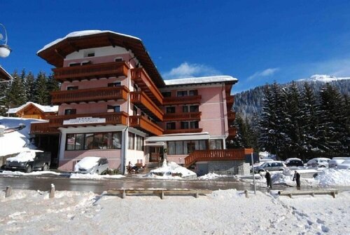 Внешний вид отеля Cristiania в Пинцоле, фото 1