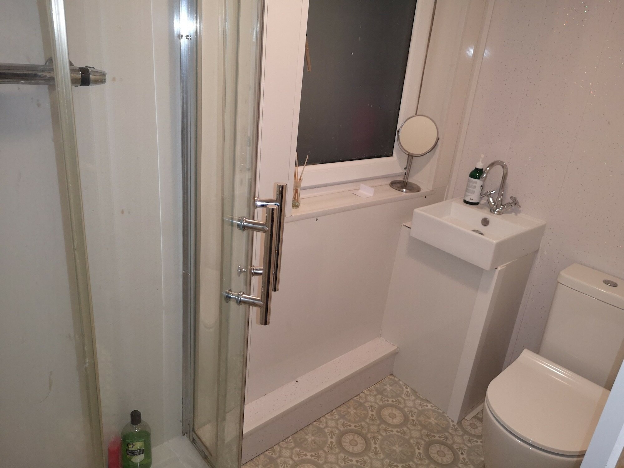 Фото Glasgow Hampden Garden Apartment