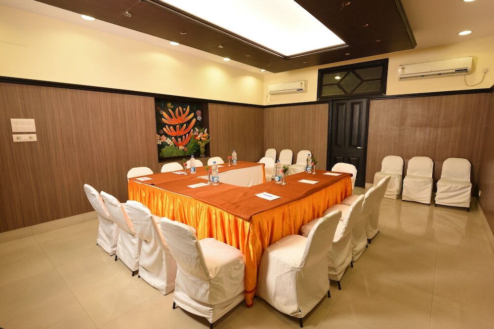 Фото Oyo 6760 Chowdhury Estate Premium