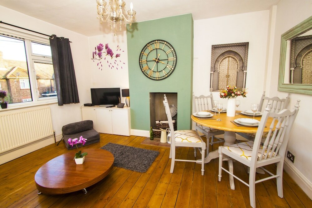 Фото Stunning Central Richmond with garden