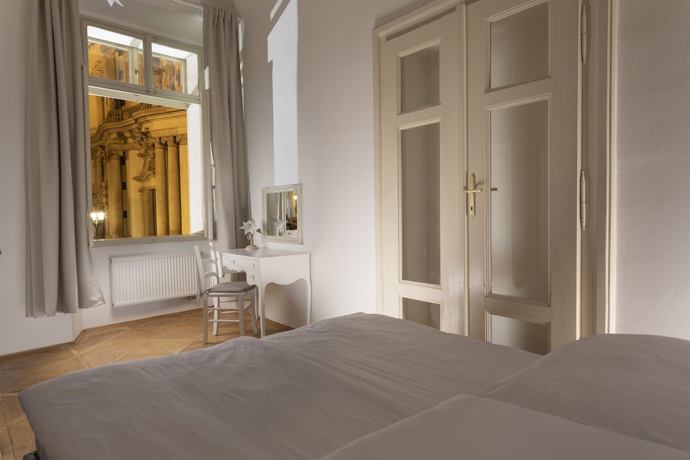 Фото Three Golden Crowns Apartments