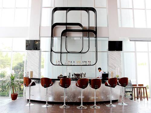 Фото Hariston Hotel and Suites