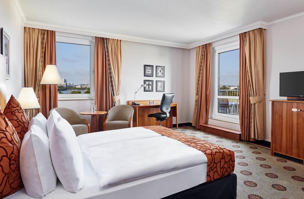 Фото Crowne Plaza City Alster