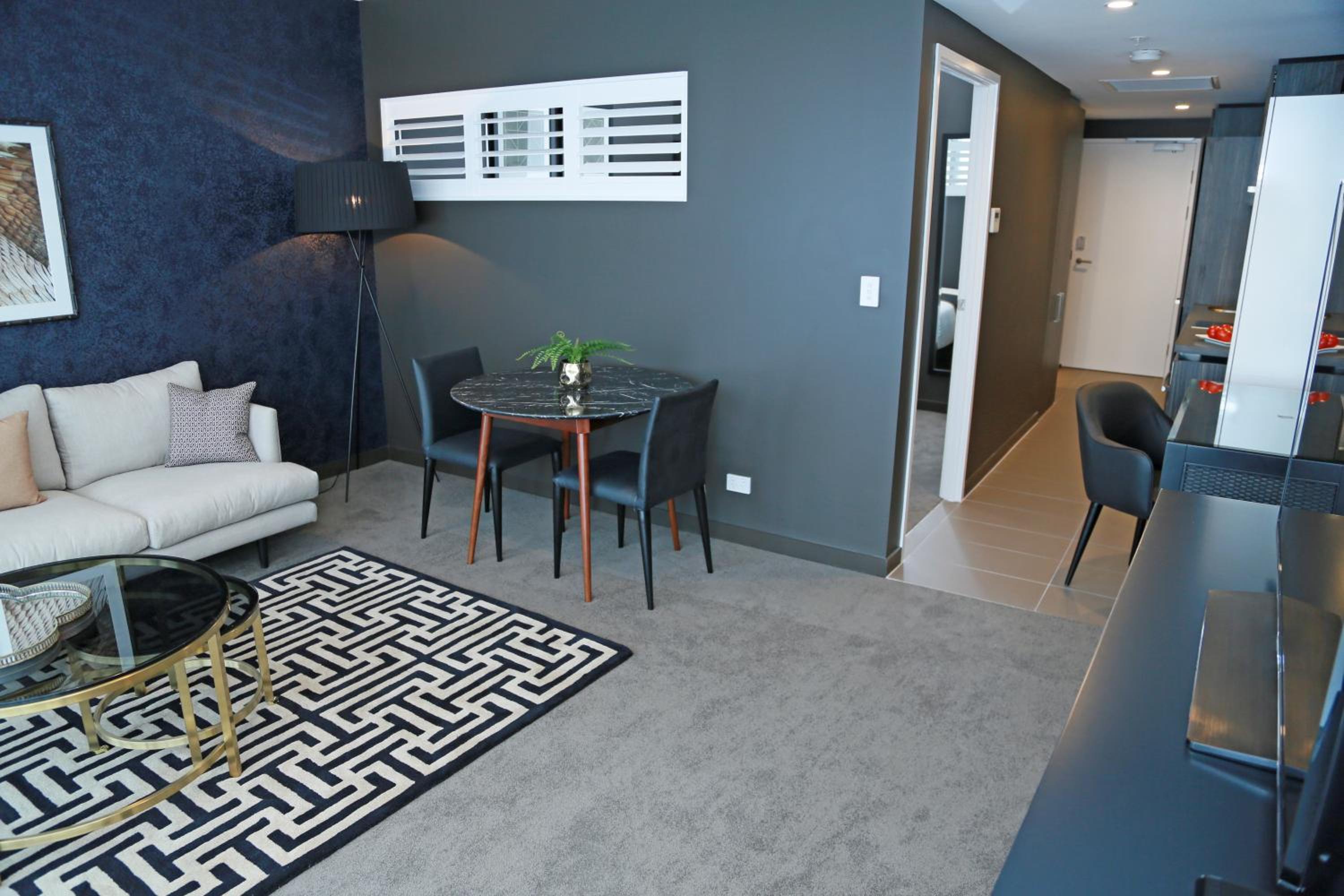 Фото Alex Perry Hotel & Apartments