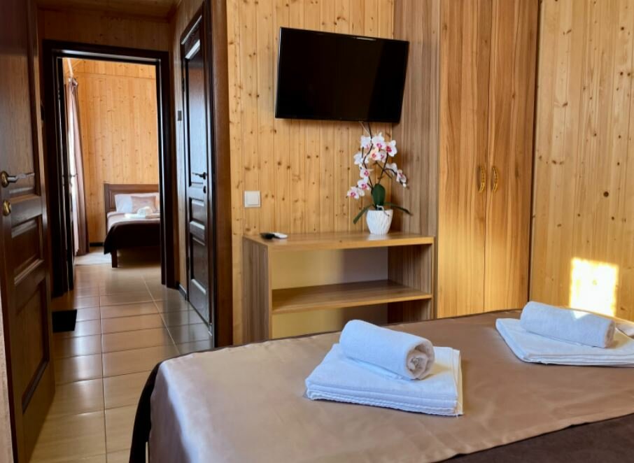 Фото У пруда от Травел Хотелс Антураж