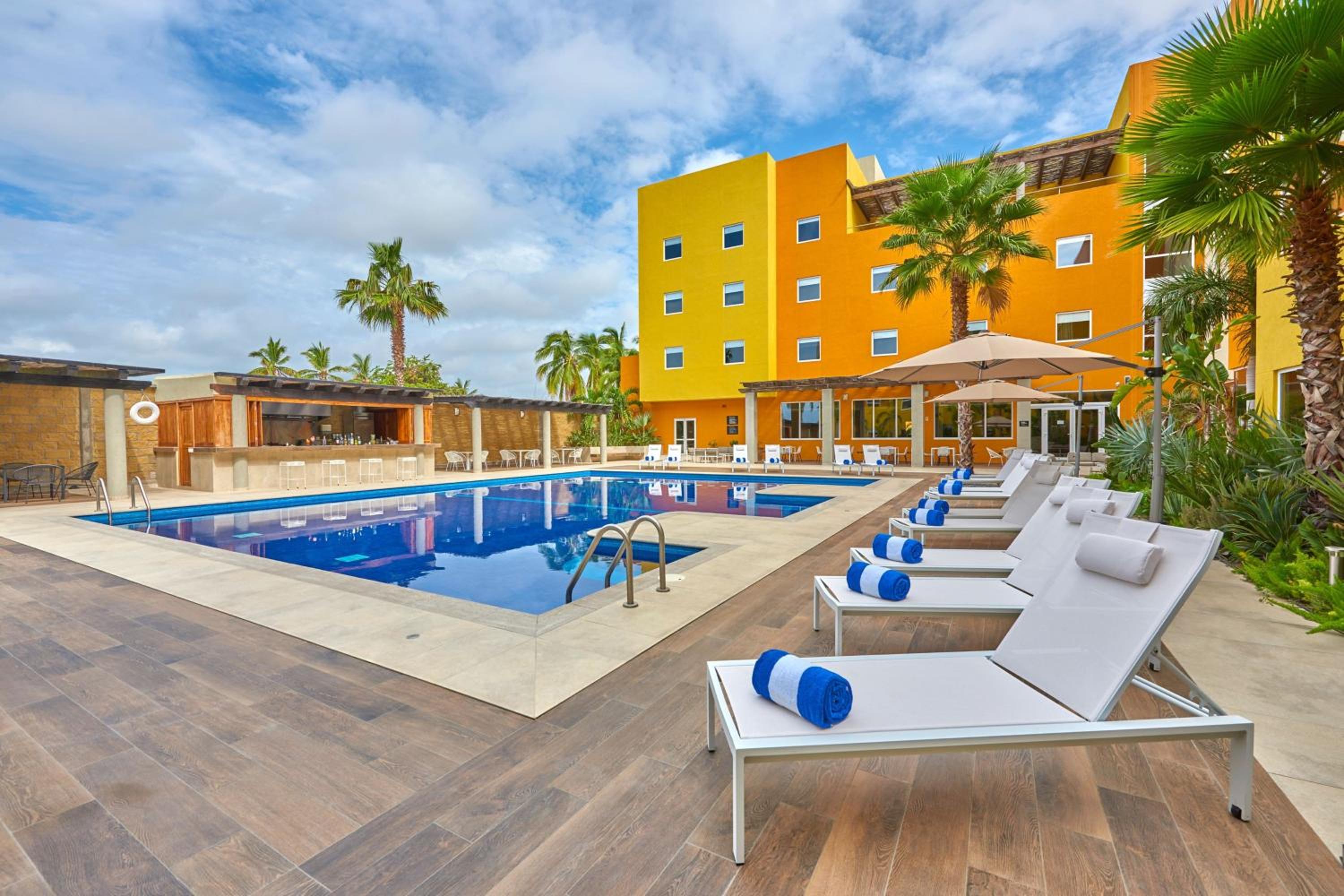 Фото City Express Suites by Marriott Cabo San Lucas