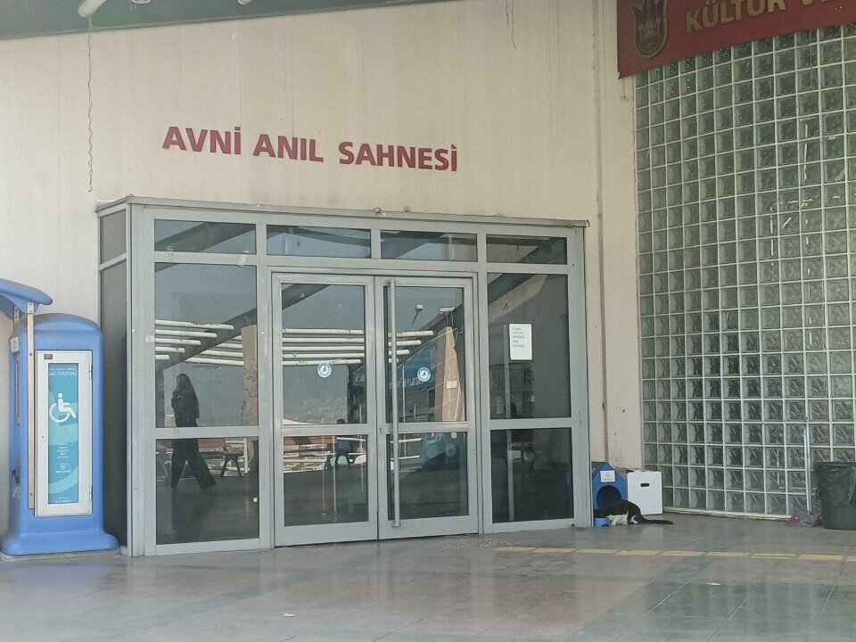مسرح Avni Anil Stage ، إزمير، صورة