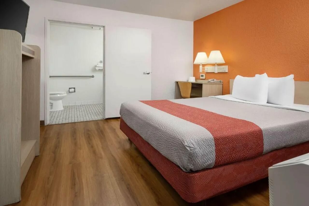 Фото Motel 6 Buena Park, Ca - Knotts Berry Farm - Disneyland