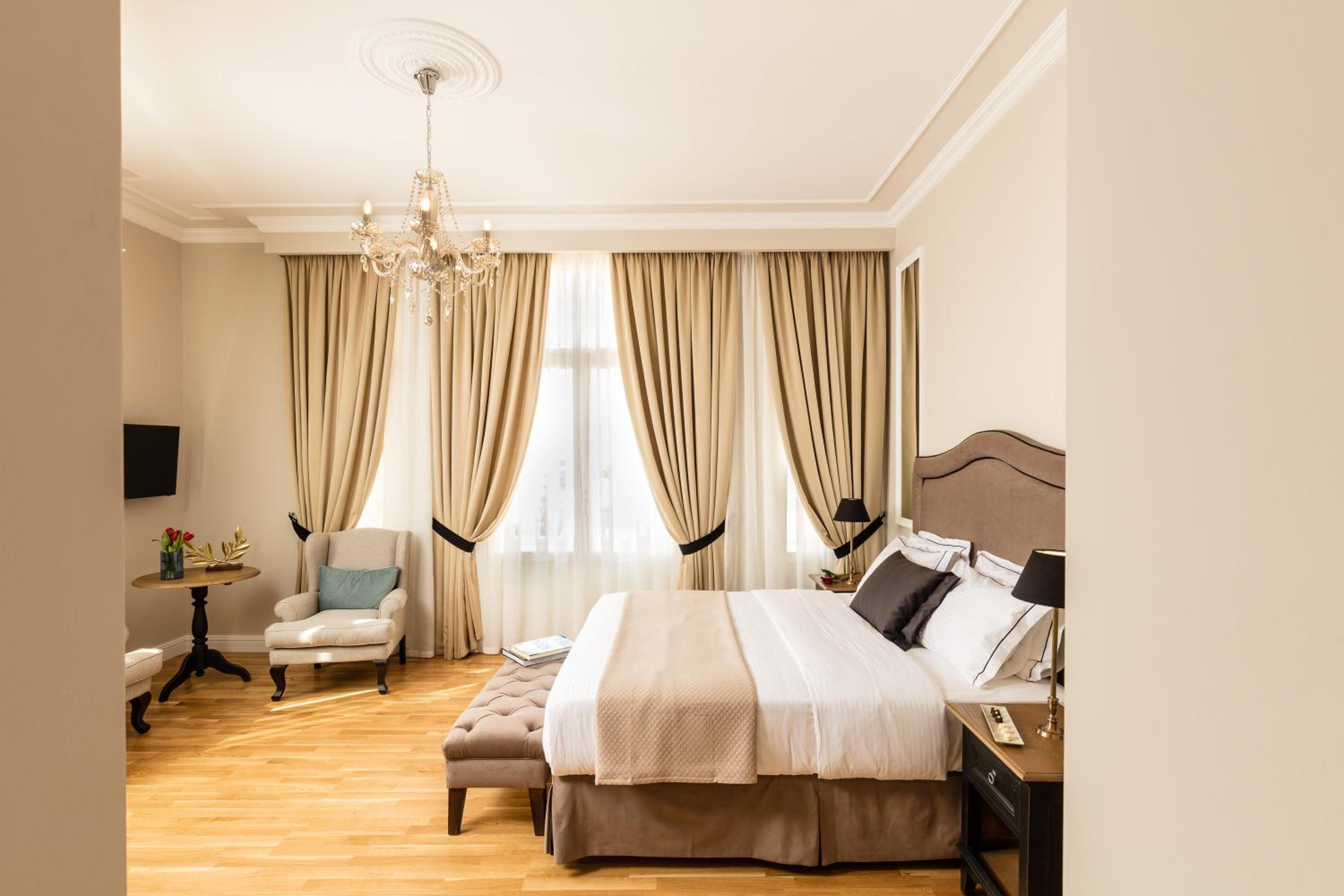 Фото Athens Mansion Luxury Suites