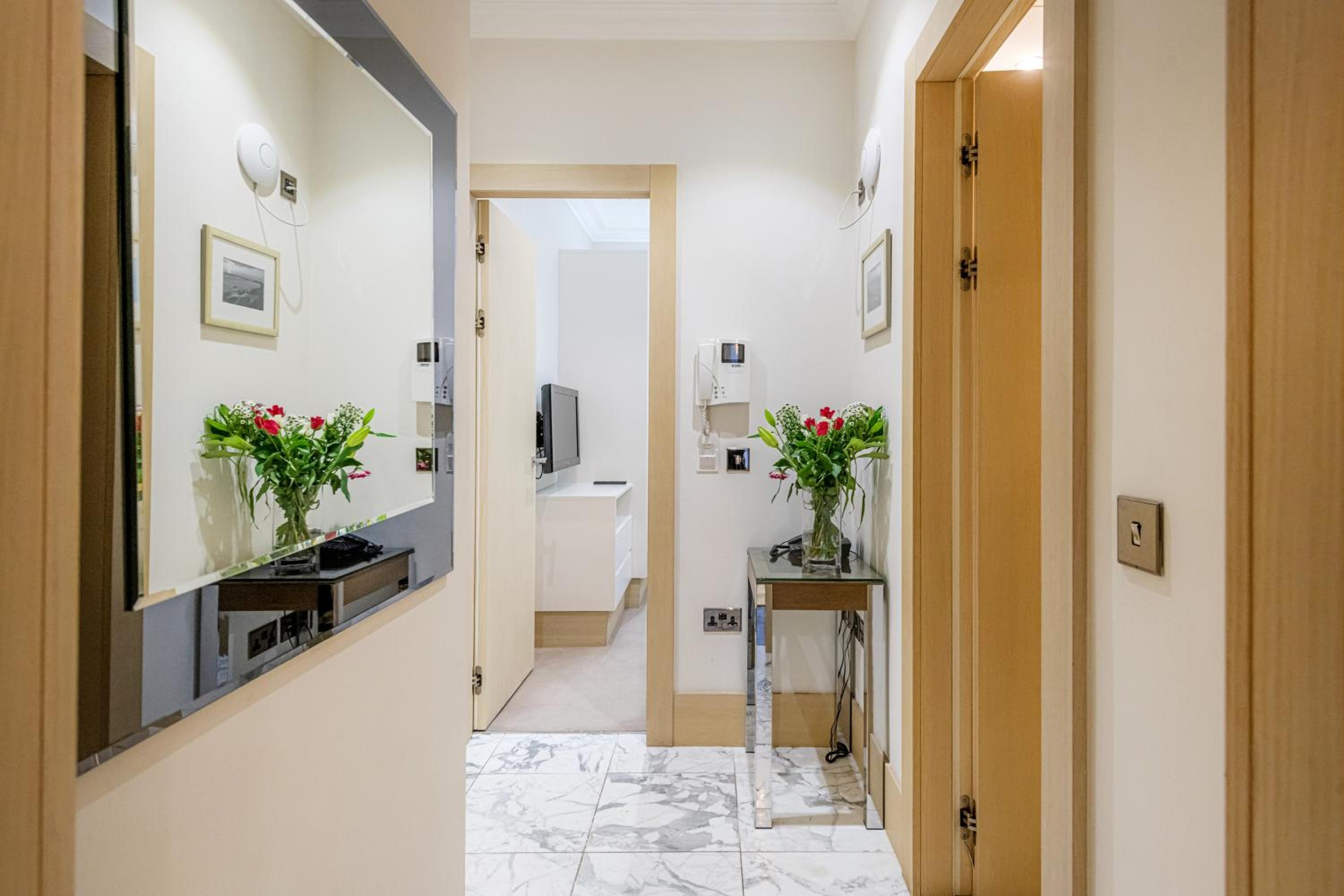 Фото Claverley Court