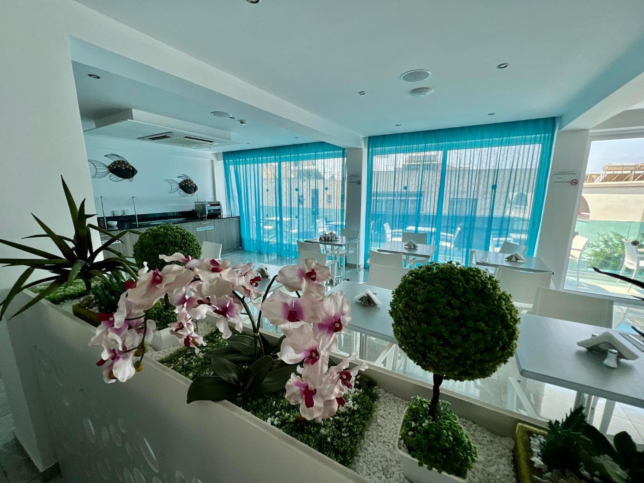 Фото Sunny Blue Hotel