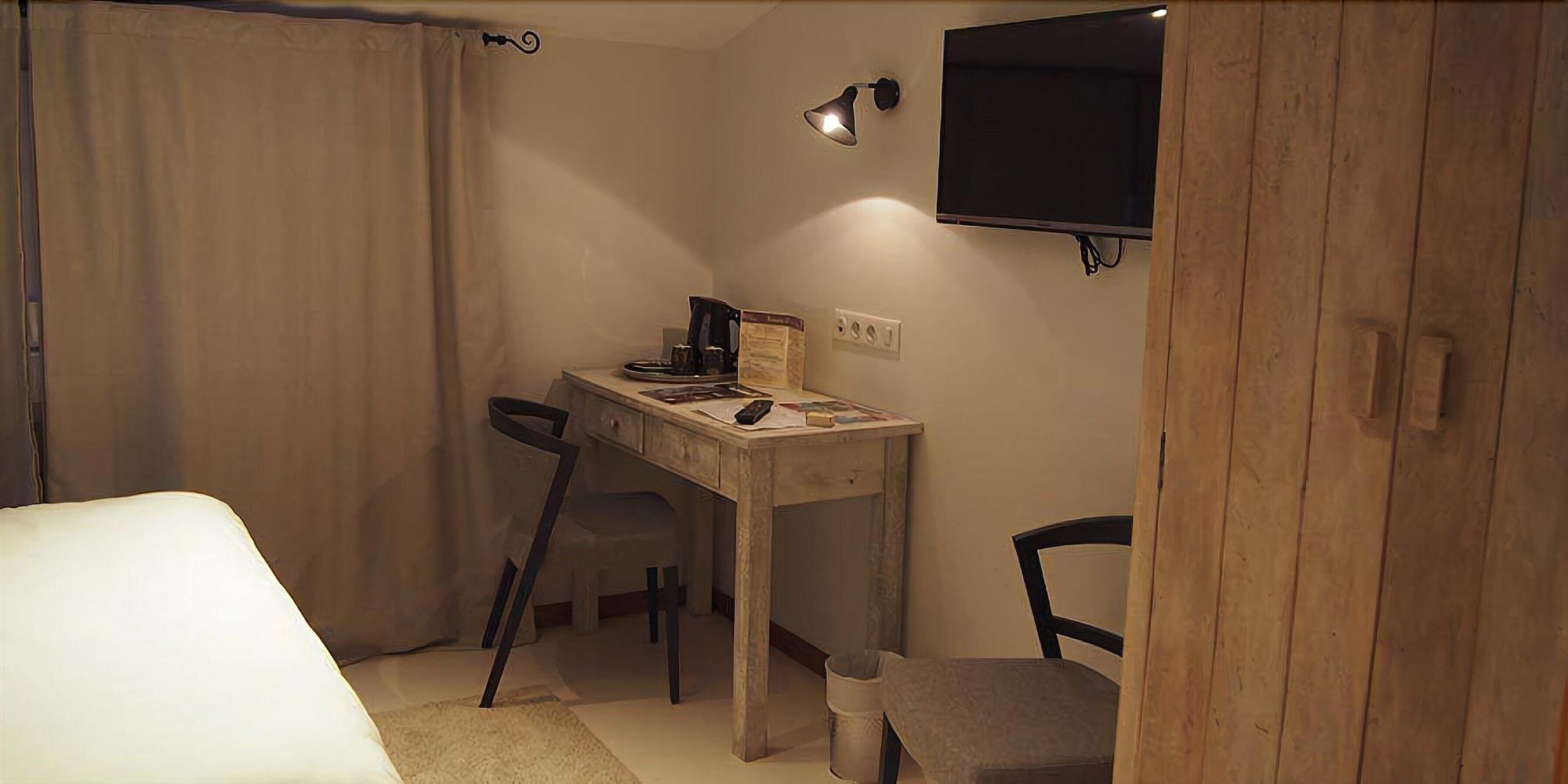 Фото Logis Hôtel Les Pages