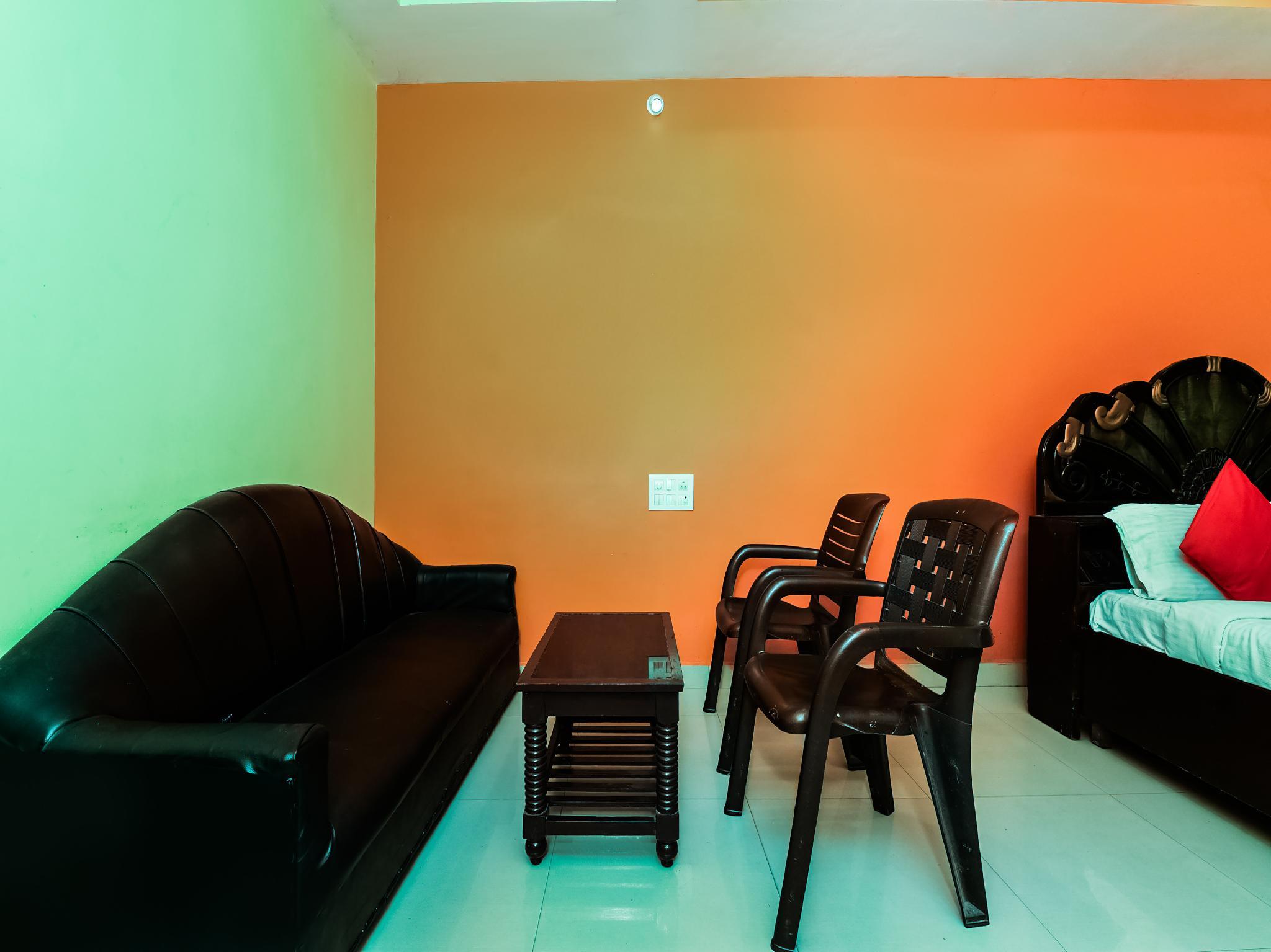 Фото Oyo 13425 Sindhura Guest House