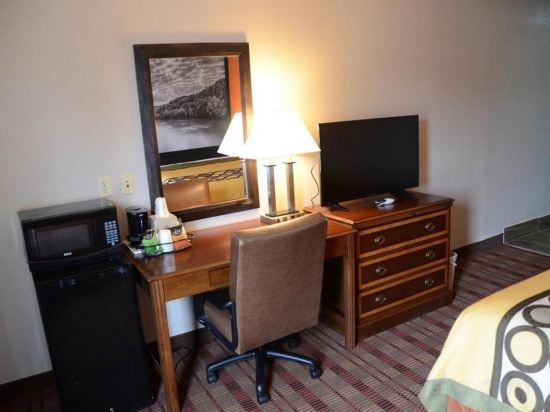 Фото Super 8 by Wyndham Louisville/Expo Center