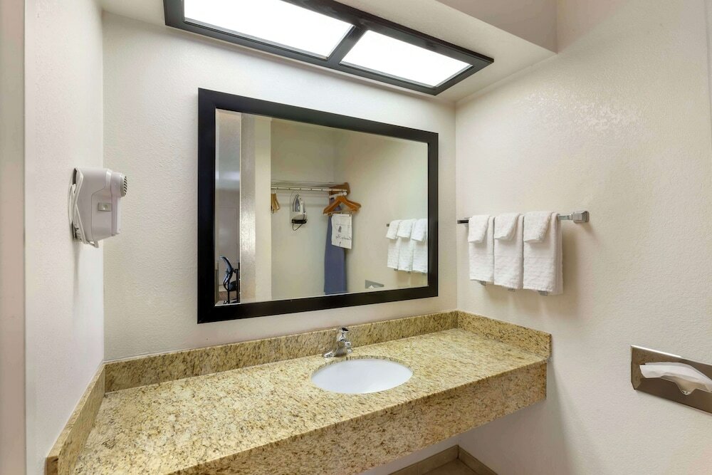 Фото Best Western Sawmill Inn