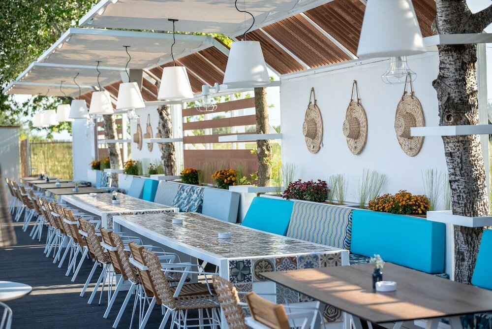 Фото Mythic Summer Hotel