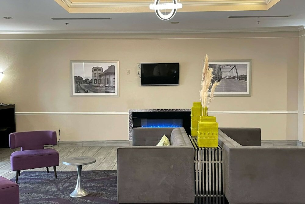 Фото La Quinta Inn & Suites by Wyndham Waxahachie