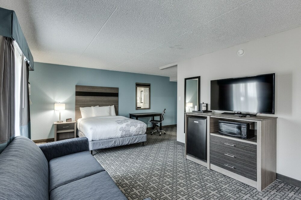 Фото Days Inn & Suites by Wyndham Spokane