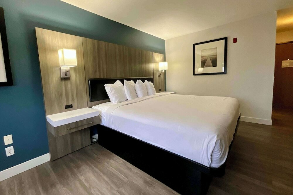 Фото Red Lion Inn & Suites Kent - Seattle Area