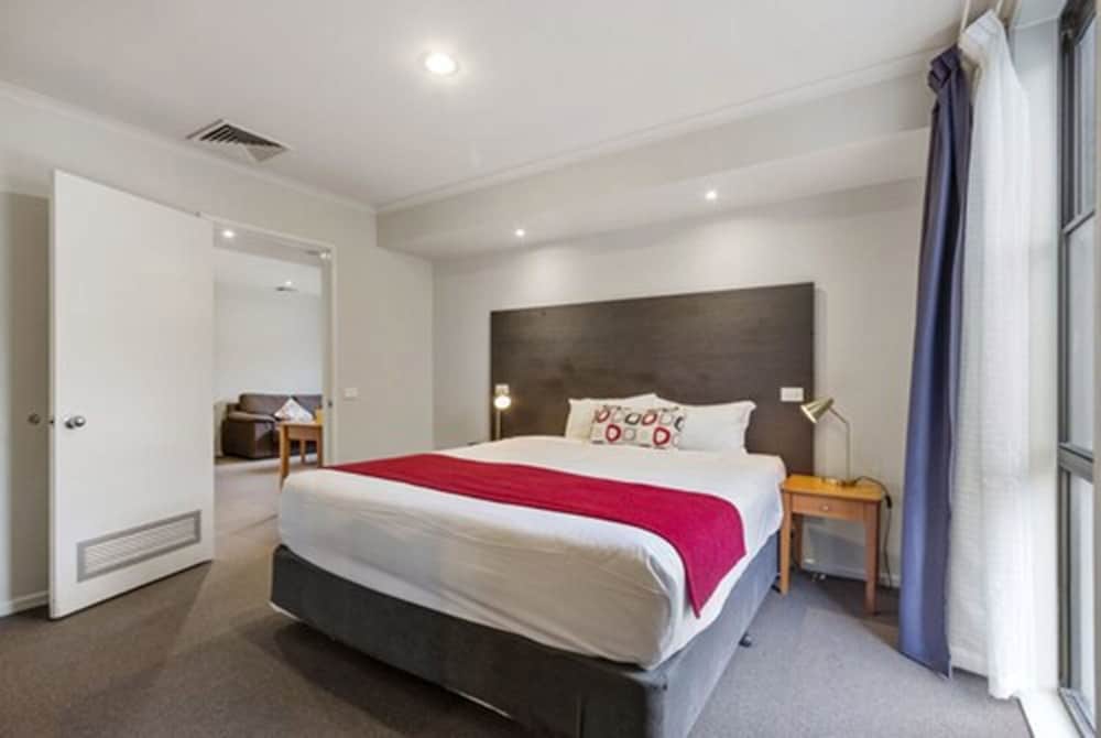 Фото Knox International Hotel & Apartments