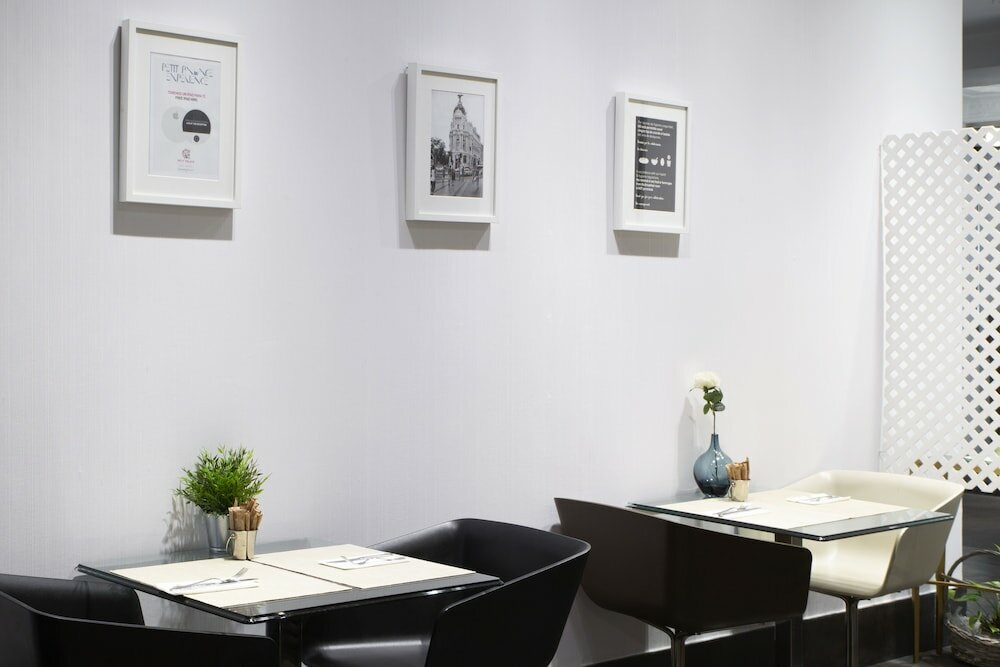 Фото Petit Palace Tres Cruces