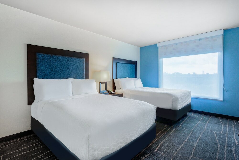 Фото Holiday Inn & Suites Across From Universal Orlando