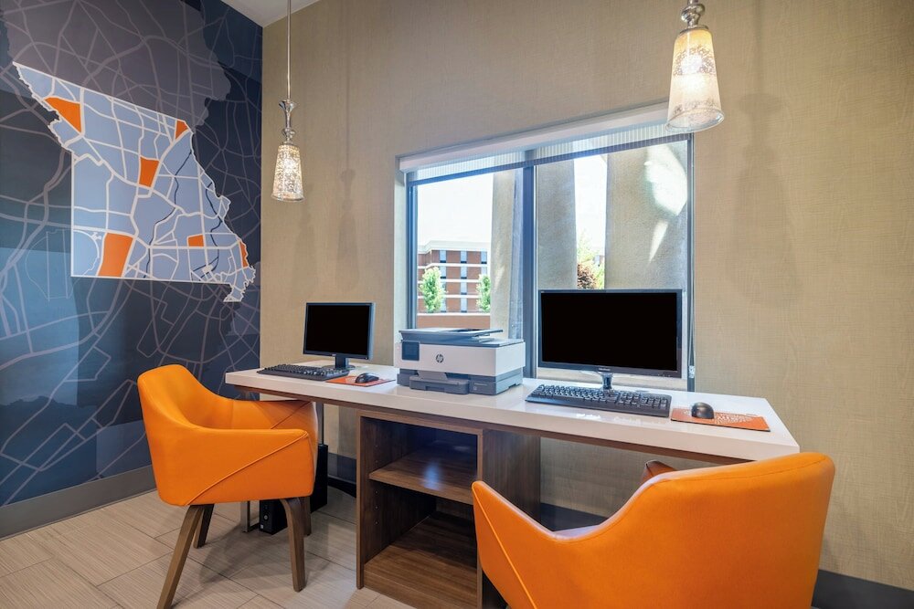 Фото Holiday Inn Express and Suites Kansas City Airport, an Ihg Hotel