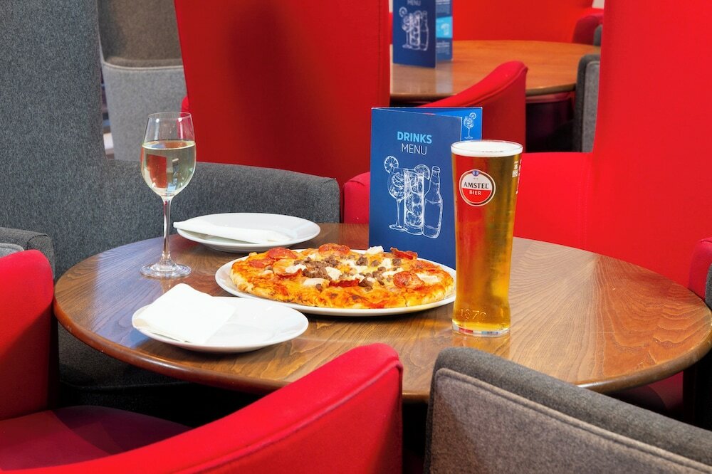 Фото Holiday Inn Express Stevenage, an Ihg Hotel