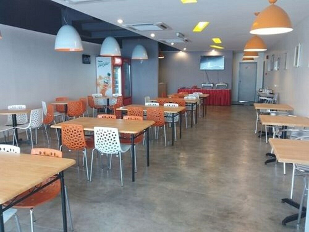 Фото Station Eight Inn