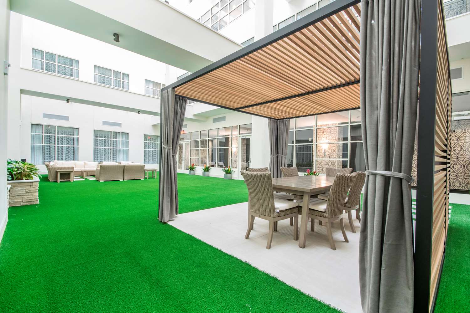 Фото Embassy Suites Louisville Downtown