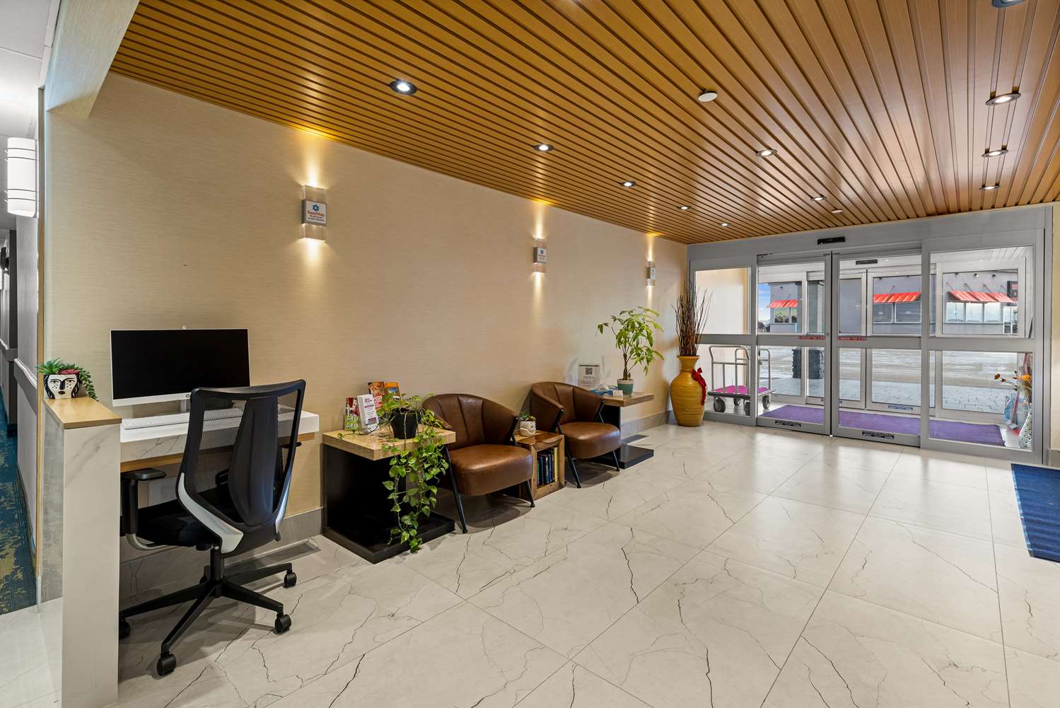 Фото SureStay Plus by Best Western Brooks