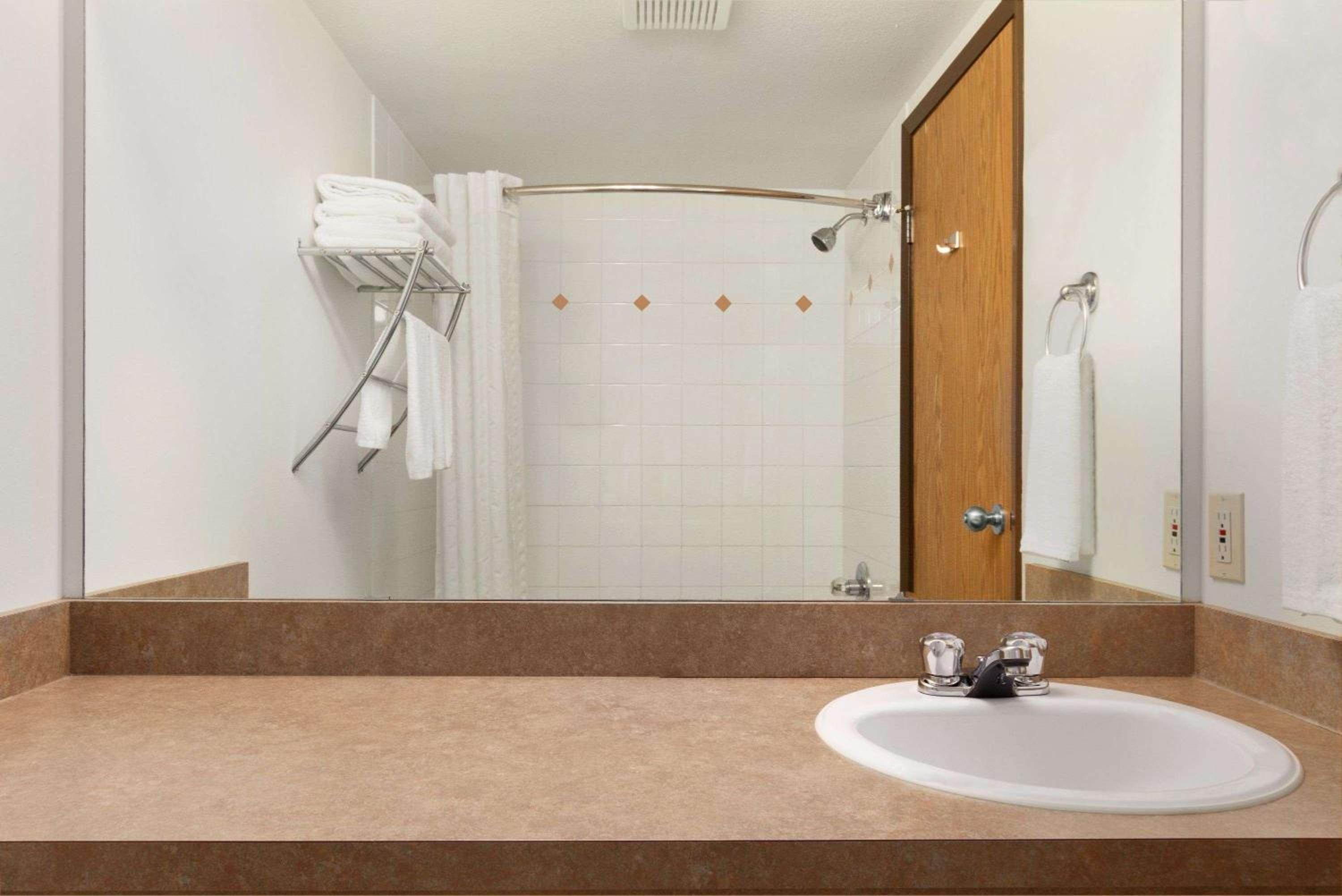 Фото Super 8 by Wyndham Yellowknife