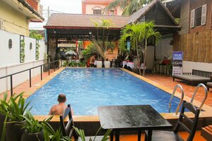 отель Tropical Breeze Guesthouse