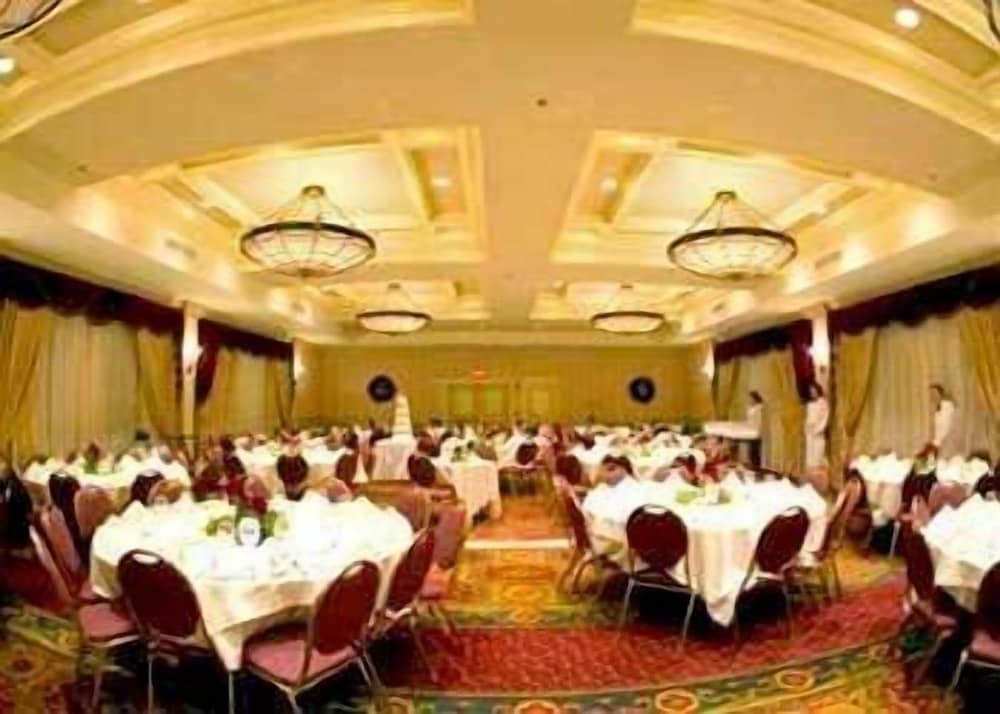 Фото Carleton of Oak Park