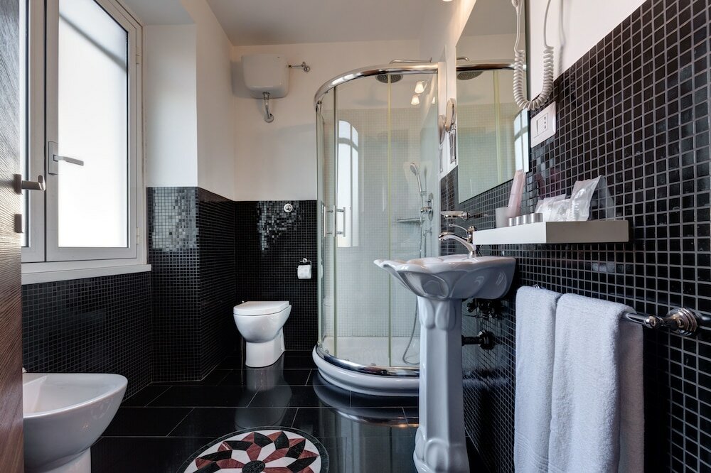 Фото Little Rhome Suites