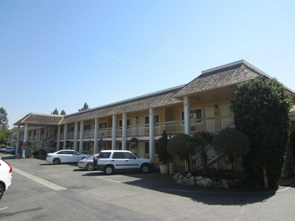 Фото Caravelle Inn & Suites