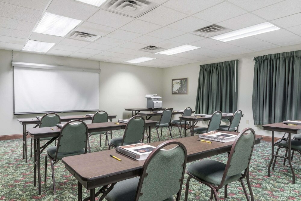 Фото Super 8 by Wyndham Grayson