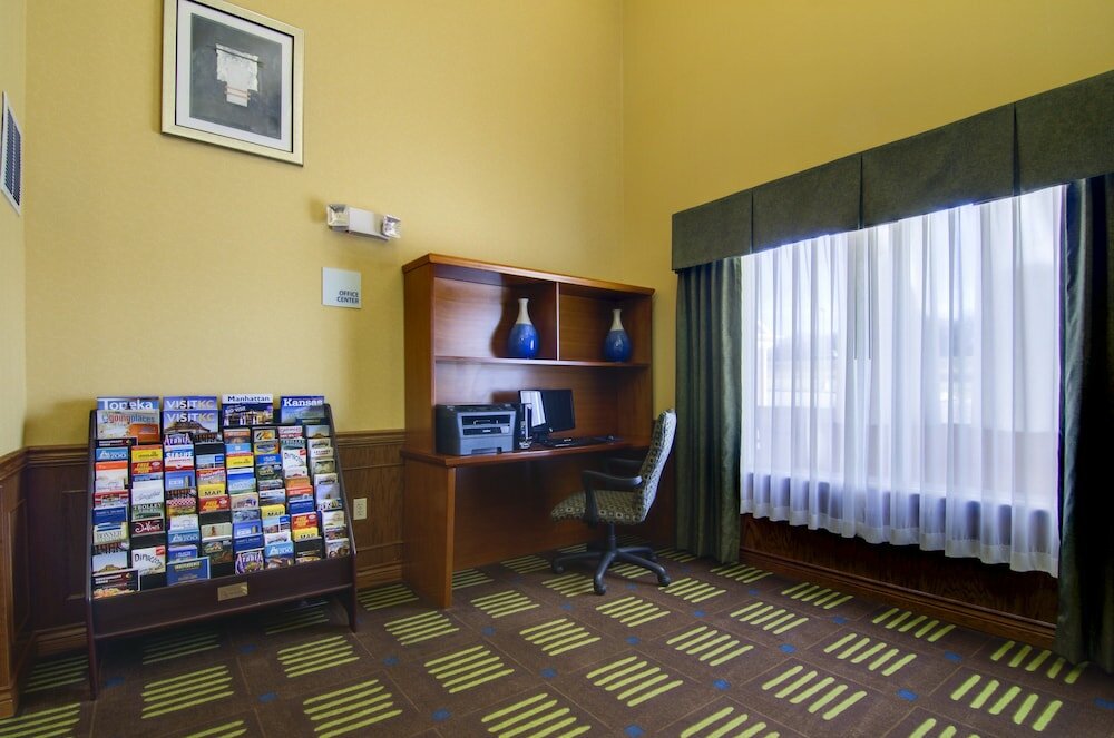 Фото Holiday Inn Express Hotel & Stes Kansas City Sports Complex, an Ihg Hotel