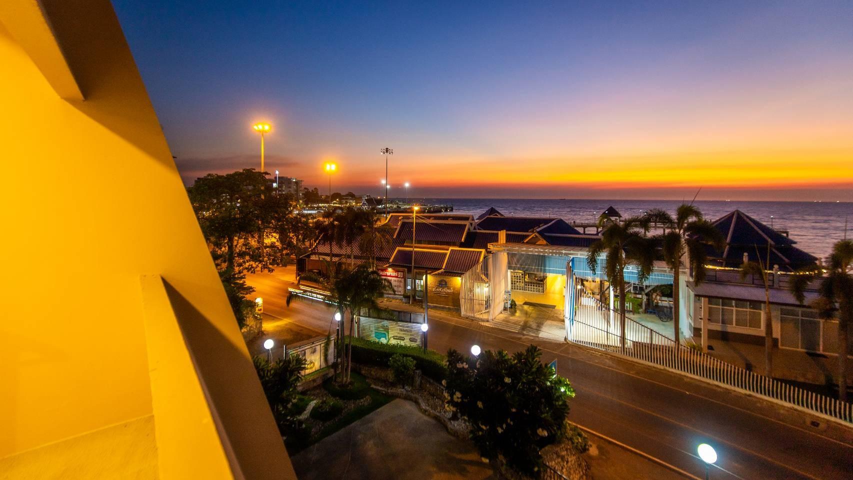 Фото Bangsaen Villa Hotel