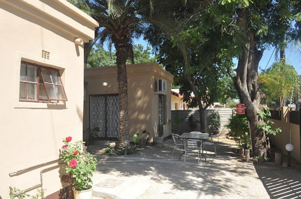 Фото Crown Guest Lodge