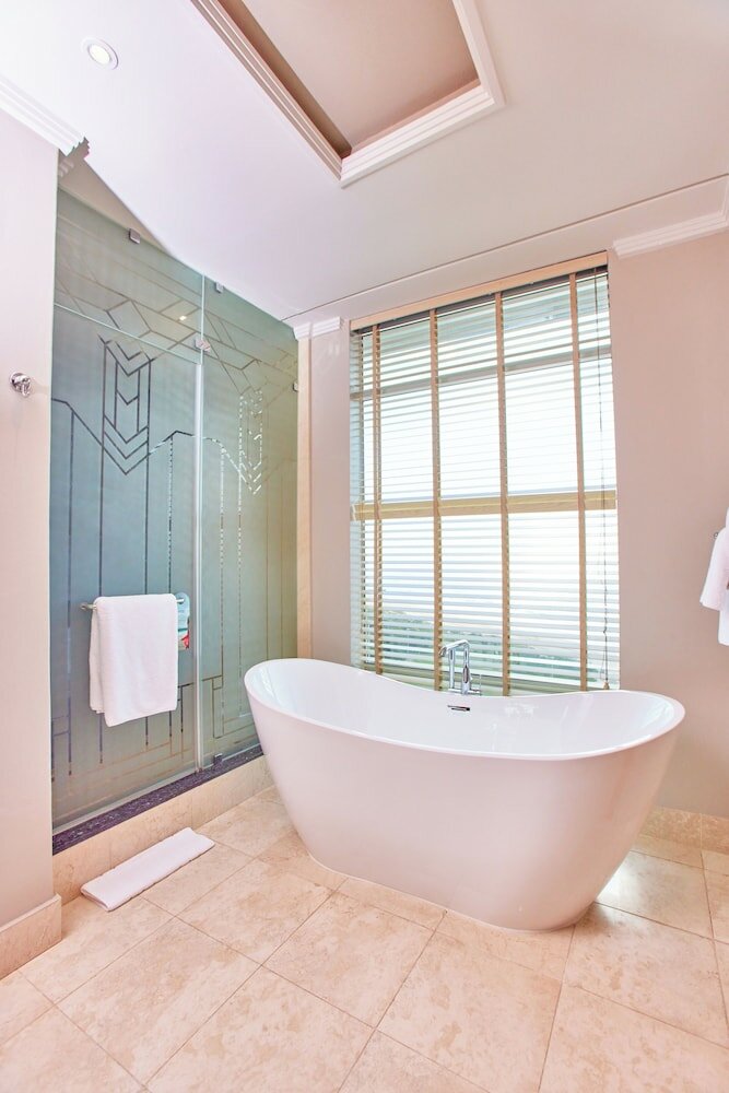 Фото Suncoast Hotel & Towers 