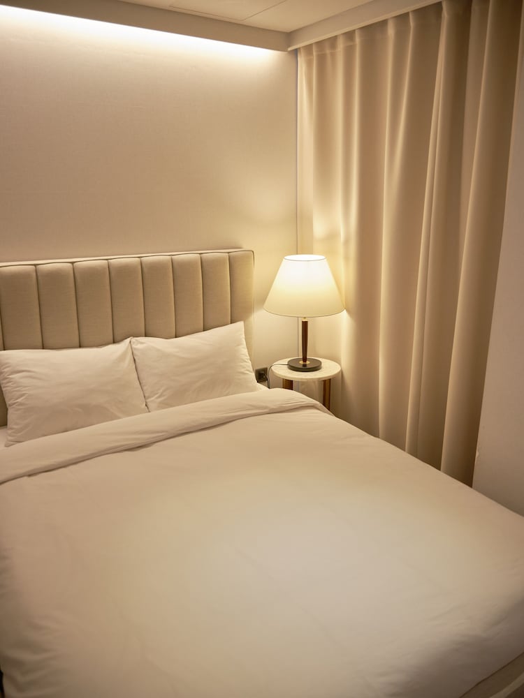 Фото Uh Suite The Jongno