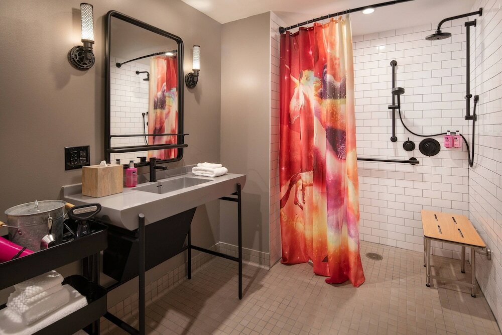 Фото Moxy Austin - University