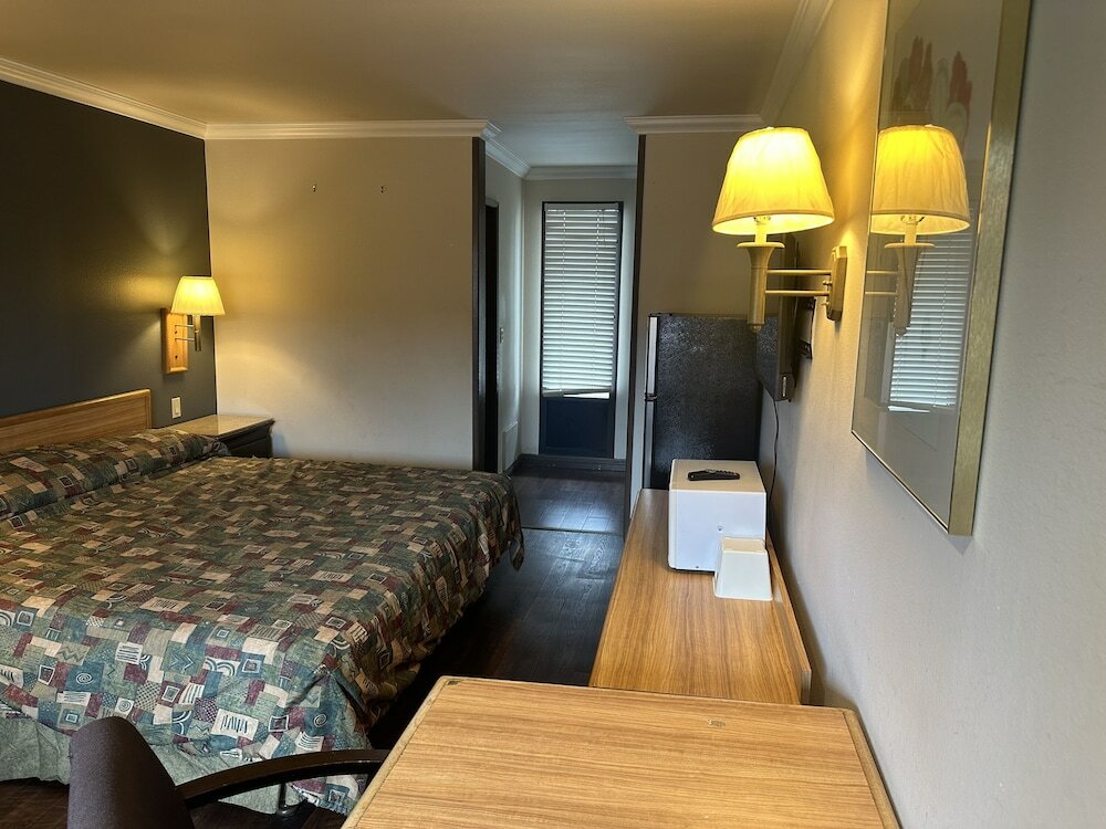 Фото Palm Inn Hotel near Tyler Mall Riverside