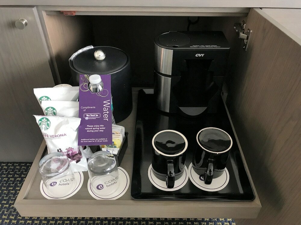 Фото West Beach Inn, a Coast Hotel