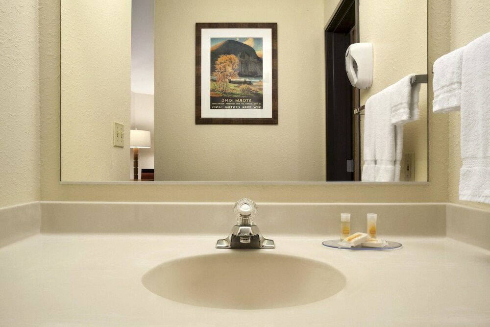 Фото Days Inn by Wyndham Kent 84th Ave